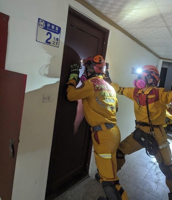 در این عکس منتشر شده توسط آژانس ملی آتش نشانی، اعضای یک تیم جستجو و نجات به دنبال قربانیان در داخل یک ساختمان کج پس از زلزله در هوآلین، شرق تایوان در روز چهارشنبه، 3 اپریل 2024. نیرومند ترین زمین لرزه تایوان در یک چهارم قرن در اوج صبح روز چهارشنبه جزیره را تکان داد و به ساختمان‌ها آسیب رساند و سونامی ایجاد کرد که در جزایر جنوبی ژاپن به ساحل نشست. (آژانس ملی آتش نشانی از طریق آسوشتیدپرس) - اسپوتنیک افغانستان  