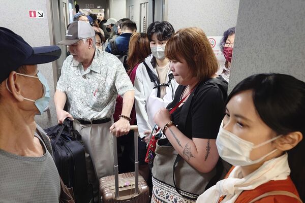 مسافران قطاری را به مقصد جنوب حمل می کنند زیرا برخی از خدمات قطار در پی زلزله در تایپه، تایوان در روز چهارشنبه، اپریل 3، 2024 متوقف شده بود. شدیدترین زمین لرزه تایوان در یک چهارم قرن این جزیره را در اوج صبح روز چهارشنبه لرزاند، به ساختمان ها آسیب رساند و سونامی ایجاد کرد که در جزایر جنوبی جاپان به ساحل نشست. (عکس آسوشیتدپرس/ چیانگ یینگ یانگ) - اسپوتنیک افغانستان  
