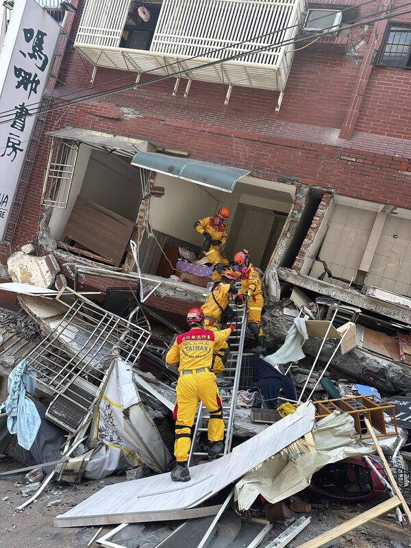 در این عکس منتشر شده از سوی آژانس ملی آتش نشانی، اعضای یک تیم جستجو و نجات برای ورود به یک ساختمان کج پس از زلزله در هوآلین، شرق تایوان در روز چهارشنبه، 3 اپریل 2024 آماده می شوند. نیرومندترین زمین لرزه تایوان در یک چهارم قرن را لرزاند. این جزیره در هنگام شلوغی صبح چهارشنبه، به ساختمان‌ها آسیب رساند و سونامی ایجاد کرد که در جزایر جنوبی جاپان به ساحل نشست. (آژانس ملی آتش نشانی از طریق آسوشتیدپرس) - اسپوتنیک افغانستان  