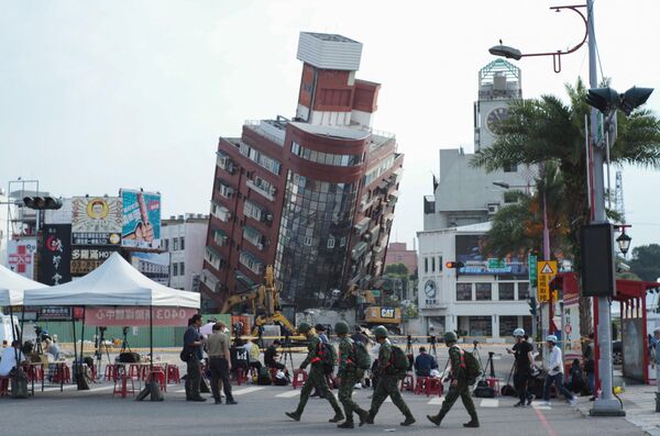 این تصویر خسارت ساختمانی را نشان می دهد که در اثر زلزله در Hualien در 4 اپریل 2024 به وجود آمده است. حداقل 9 نفر در اثر زمین لرزه قدرتمند در تایوان که به ده ها ساختمان آسیب رساند و باعث هشدار سونامی تا ژاپن و بیش از 1000 نفر مجروح شد، کشته شدند. فیلیپین قبل از بلند شدن (عکس از Sam Yeh / AFP) / &quot;اشاره [های] اشتباهی که در فراداده این عکس توسط Sam Yeh ظاهر می شود در سیستم های AFP به روش زیر اصلاح شده است: [حذف محدودیت ها]. لطفاً فوراً ذکر[های] اشتباه را از همه سرویس‌های آنلاین خود حذف کنید و آن را (آنها) را از سرورهای خود حذف کنید. اگر توسط AFP مجاز به توزیع آن (آنها) به اشخاص ثالث شده اید، لطفاً اطمینان حاصل کنید که اقدامات مشابه توسط آنها انجام می شود. رعایت نکردن سریع این دستورالعمل ها مسئولیتی را در قبال هرگونه استفاده مداوم یا ارسال اعلان از جانب شما به همراه خواهد داشت. بنابراین از توجه و اقدام سریع شما کمال تشکر را داریم. از ناراحتی‌ای که ممکن است این اعلان ایجاد کند متاسفیم و برای هرگونه اطلاعات بیشتری که ممکن است نیاز داشته باشید، در اختیار شما باقی می‌ماند.&quot; - اسپوتنیک افغانستان  