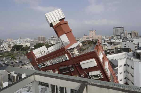 یک ساختمان نیمه فروریخته یک روز پس از زلزله قدرتمندی که در شهر Hualien، شرق تایوان، پنجشنبه، 4 اپریل 2024 رخ داد، در زاویه عنوان ایستاده است. - اسپوتنیک افغانستان  