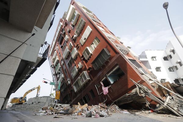 آوار ساختمانی با عنوان را یک روز پس از وقوع زمین لرزه قدرتمند در شهر هوالین، در شرق تایوان، پنجشنبه، 4 اپریل 2024 احاطه کرده است - اسپوتنیک افغانستان  