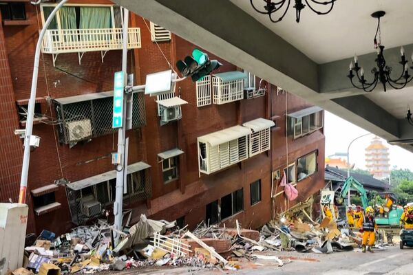این تصویر خسارت ساختمانی را نشان می دهد که در اثر زلزله در Hualien در 4اپریل 2024 به وجود آمده است. حداقل 9 نفر در اثر زمین لرزه قدرتمند در تایوان که به ده ها ساختمان آسیب رساند و باعث هشدار سونامی تا ژاپن و بیش از 1000 نفر مجروح شد، کشته شدند. فیلیپین قبل از بلند شدن (عکس از Sam Yeh / AFP) / &quot;اشاره [های] اشتباهی که در فراداده این عکس توسط Sam Yeh ظاهر می شود در سیستم های AFP به روش زیر اصلاح شده است: [حذف محدودیت ها]. لطفاً فوراً ذکر[های] اشتباه را از همه سرویس‌های آنلاین خود حذف کنید و آن را (آنها) را از سرورهای خود حذف کنید. اگر توسط AFP مجاز به توزیع آن (آنها) به اشخاص ثالث شده اید، لطفاً اطمینان حاصل کنید که اقدامات مشابه توسط آنها انجام می شود. رعایت نکردن سریع این دستورالعمل ها مسئولیتی را در قبال هرگونه استفاده مداوم یا ارسال اعلان از جانب شما به همراه خواهد داشت. بنابراین از توجه و اقدام سریع شما کمال تشکر را داریم. از ناراحتی‌ای که ممکن است این اعلان ایجاد کند متاسفیم و برای هرگونه اطلاعات بیشتری که ممکن است نیاز داشته باشید، در اختیار شما باقی می‌ماند.&quot; - اسپوتنیک افغانستان  