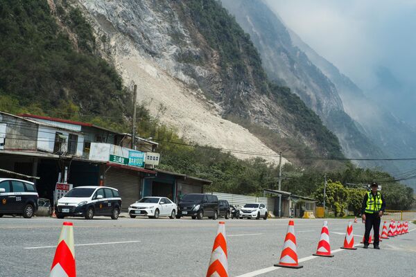 پلیس در ورودی صخره آسیب دیده چینگ شویی پس از زلزله در Hualien در 4 اپریل 2024 ایستاده است. حداقل 9 نفر در اثر زلزله قوی در تایوان که به ده ها ساختمان آسیب رساند و هشدار سونامی را به دنبال داشت، کشته و بیش از 1000 زخمی شدند. تا ژاپن و فیلیپین قبل از بلند شدن. - اسپوتنیک افغانستان  