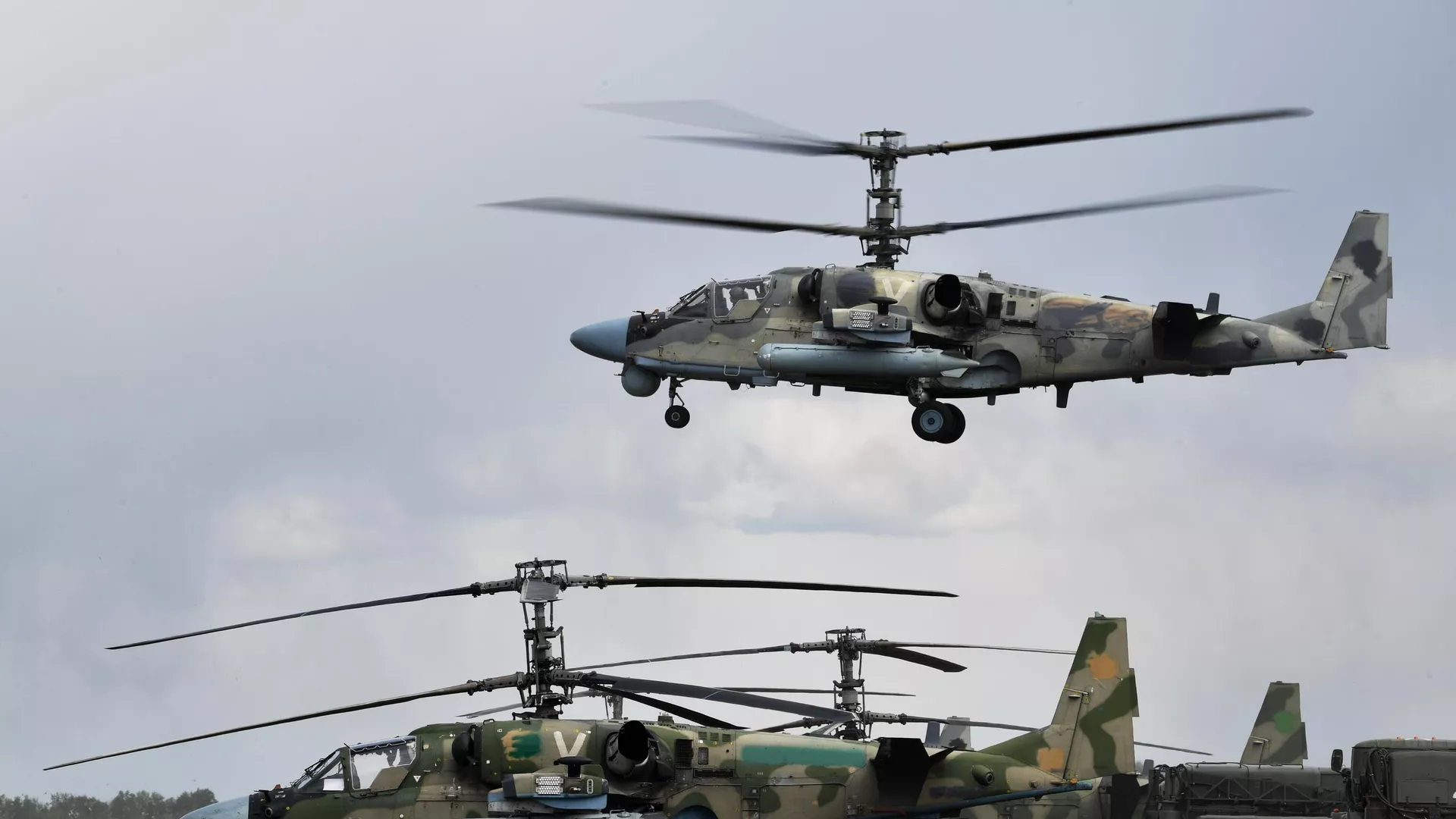 Ударные вертолеты Ка-52 ВКС России, задействованные в специальной военной операции на Харьковском направлении, на полевом аэродроме