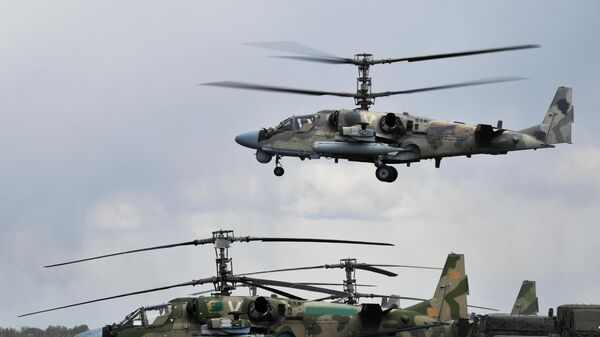 Ударные вертолеты Ка-52 ВКС России, задействованные в специальной военной операции на Харьковском направлении, на полевом аэродроме - اسپوتنیک افغانستان  