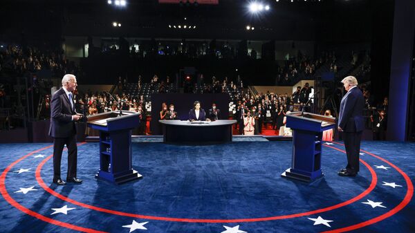 Кандидат в президенты США Джо Байден и президент США Дональд Трамп во время финальных дебатов - اسپوتنیک افغانستان  