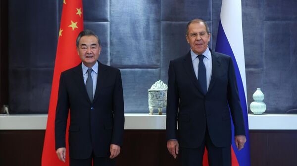 Министр иностранных дел Китая Ван И и министр иностранных дел РФ Сергей Лавров. Архивное фото - اسپوتنیک افغانستان  