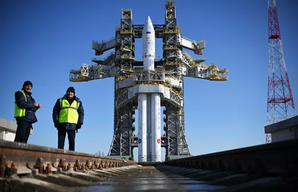 Ракета «Ангара-А5». (Ангара-А5) установлена ​​на новом стартовом комплексе российской космодрома Восточный. Государственная комиссия санкционировала третью попытку запуска ракеты «Ангара» 11 апреля в 12:00 по московскому времени. Автоматика отменила первый пуск 9 апреля на 2 минуты раньше из-за выхода из строя системы давления бака окислителя центрального блока ракеты. При второй попытке 10 апреля дала сбой система управления запуском двигателя. - Спутник Афганистан