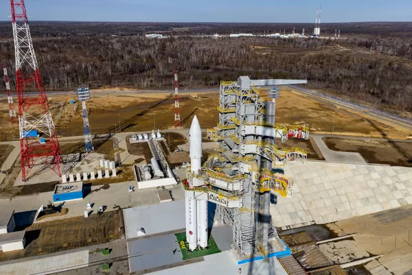 Ракета «Ангара-А5». (Ангара-А5) установлена ​​на новом стартовом комплексе российской космодрома Восточный. Государственная комиссия санкционировала третью попытку запуска ракеты «Ангара» 11 апреля в 12:00 по московскому времени. Автоматика отменила первый пуск 9 апреля на 2 минуты раньше из-за выхода из строя системы давления бака окислителя центрального блока ракеты. При второй попытке 10 апреля дала сбой система управления запуском двигателя. - Спутник Афганистан