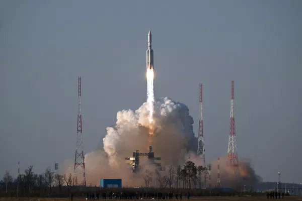 Запуск первой ракеты «Ангара-А5». с разгонным блоком «Орион» С российской космодрома Восточный - афганский спутник