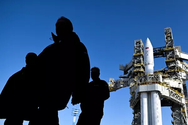 Ракета «Ангара-А5». (Ангара-А5) установлена ​​на новом стартовом комплексе российской космодрома Восточный. Государственная комиссия санкционировала третью попытку запуска ракеты «Ангара» 11 апреля в 12:00 по московскому времени. Автоматика отменила первый пуск 9 апреля на 2 минуты раньше из-за выхода из строя системы давления бака окислителя центрального блока ракеты. При второй попытке 10 апреля дала сбой система управления запуском двигателя. - Спутник Афганистан