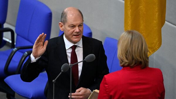 Канцлер Германии Олаф Шольц приносит присягу перед президентом Бундестага Бербель Бас - اسپوتنیک افغانستان  