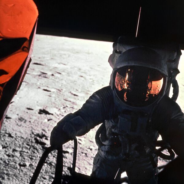 این عکس فایلی که در 19 نوامبر 1969 توسط ناسا منتشر شد، یکی از فضانوردان ماموریت فضایی آپولو 12 روی ماه را با دوربین نشان می دهد. فضانورد دیگری در کلاه خود منعکس شده است. یک وسیله نقلیه فضایی آپولو / زحل V، فضانوردان آپولو 12، چارلز &quot;پیت&quot; کنراد جونیور، فرمانده، ریچارد اف. گوردون، خلبان ماژول فرماندهی، و آلن ال بین، خلبان ماژول ماه از مرکز فضایی کندی را در 14 نوامبر به فضا پرتاب کرد. ، 1969، در دومین ماموریت فرود سرنشین دار آپولو 12 ایالات متحده روی ماه. - اسپوتنیک افغانستان  