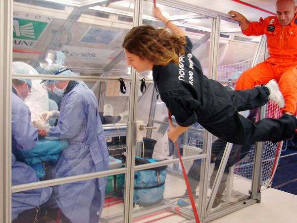 تصویری که در 27 سپتامبر 2006 توسط مرکز ملی مطالعات فضایی فرانسه (CNES) و Novespace، در طی اولین عمل جراحی که در شرایط بی وزنی با استفاده از یک هواپیمای مخصوص برای شبیه سازی شرایط در فضا انجام شد، گرفته شده است. پزشکان فرانسوی در حال انجام اولین عمل در جهان بر روی یک انسان در گرانش صفر بودند. تیم جراح و بیهوشی از فرودگاه بوردو در جنوب غربی فرانسه برای یک سفر سه ساعته برای برداشتن یک تومور خوش خیم از ساعد بازوی یک داوطلب به پرواز درآمدند. این آزمایش بخشی از برنامه‌ای است - که قرار است در سال آینده با حمایت آژانس فضایی اروپا (ESA) تکمیل شود - برای توسعه تکنیک‌هایی برای انجام جراحی رباتیک در ایستگاه فضایی بین‌المللی یا پایگاه آینده ماه. AFP PHOTO / CNES-NOVESPACE (عکس توسط CNES-NOVESPACE / AFP) - اسپوتنیک افغانستان  
