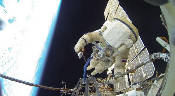 سرگئی ولکوف و یوری مالنچنکو، فضانوردان Roscosmos در 3 فبروری 2016 یک راهپیمایی فضایی انجام دادند. - اسپوتنیک افغانستان  