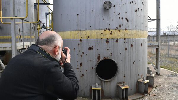Журналист фотографирует повреждения от обстрелов на территории Запорожской АЭС в Энергодаре - اسپوتنیک افغانستان  
