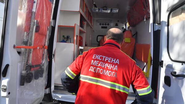 Сотрудник скорой помощи Мелитополя принимает новый автомобиль, переданный Минздравом РФ - اسپوتنیک افغانستان  
