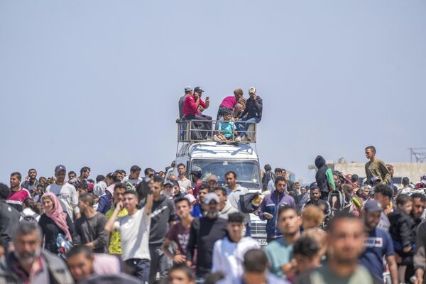 آوارگان فلسطینی در تلاش برای بازگشت از نوار غزه مرکزی به شمال نوار غزه، یکشنبه، 14 اپریل 2024.   (عکس آسوشیتدپرس/ عبدالکریم حنا) - اسپوتنیک افغانستان  