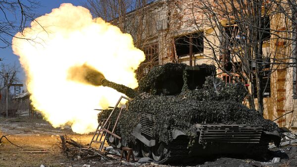 Танк Т-72 группировки войск Центр во время выполнения боевых задач на Авдеевском направлении - اسپوتنیک افغانستان  