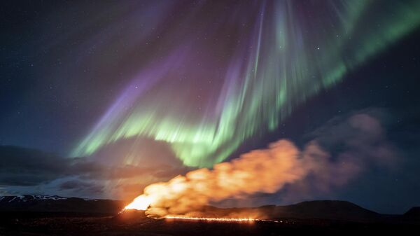 Вид на зону извержения вулкана на фоне северного сияния, Гриндавик, Исландия - اسپوتنیک افغانستان  