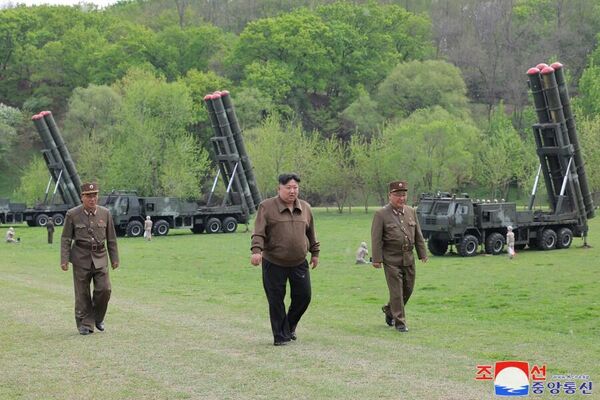 کوریایی شمالی اولین تمرینات تاکتیکی شبیه سازی حمله متقابل هستوی را با استفاده ازدستگاه های راکت انداز چندگانه &quot;فوق العاده بزرگ&quot; به رهبری رهبر کوریایی شمالی کیم جونگ اون انجام داد. - اسپوتنیک افغانستان  