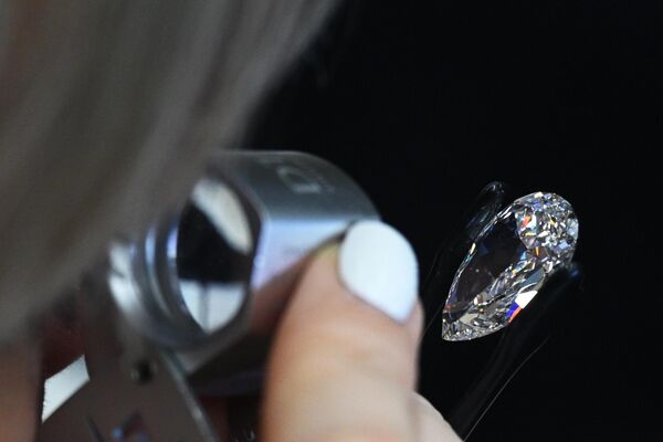 نمایش لات های حراج از مجموعه انحصاری برلیان ALROSA در مسکو. در این حراج که از 23 تا 25 آپریل 2024 برگزار می شود، تعداد 65 برلیان رنگی معمولی و فانتزی کمیاب با اشکال مختلف از مجموعه انحصاری برلیان ALROSA ارائه می شود.گروه ALROSA بزرگترین تولید کننده الماس در قیراط در جهان است که 30 درصد از تولید جهانی الماس و 90 درصد از تولید الماس روسیه را به خود اختصاص داده است. - اسپوتنیک افغانستان  