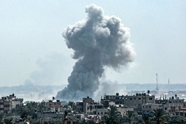 در پی بمباران اسرائیل در شمال نصیرات در نوار غزه در 23 اپریل 2024 در بحبوحه درگیری های جاری در خاک فلسطین بین اسرائیل و گروه شبه نظامی حماس، دود بلند می شود. (عکس از خبرگزاری فرانسه) - اسپوتنیک افغانستان  