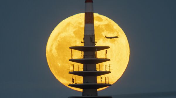 Луна восходит за телебашней во Франкфурте, Германия - اسپوتنیک افغانستان  