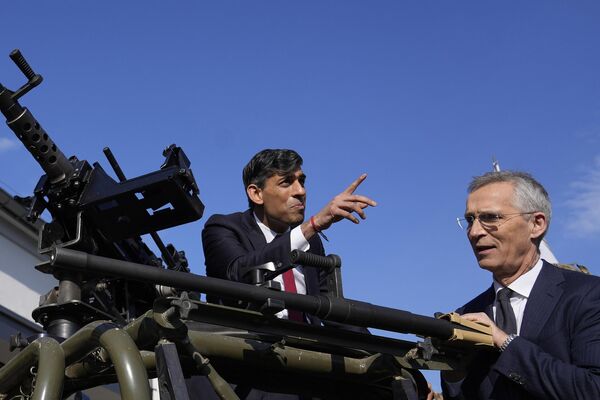 ینس استولتنبرگ، سرمنشی ناتو، سمت راست، و ریشی سوناک، نخست وزیر بریتانیا، تسلیحات را در تیپ زرهی ورشو در ورشو، لهستان، سه شنبه، 23اپریل 2024 بازرسی می کنند. (AP Photo/Alastair Grant، Pool) - اسپوتنیک افغانستان  
