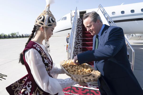 دیوید کامرون وزیر خارجه بریتانیا، سمت راست، پس از ورود به بیشکک، قرقیزستان، دوشنبه، 22اپریل 2024، مورد استقبال قرار گرفت. کامرون در یک تور پنج روزه در منطقه آسیای مرکزی است. (استفان روسو/عکس از استخر از طریق AP) - اسپوتنیک افغانستان  