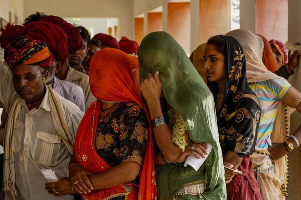 رای دهندگان در یک صف در یک مرکز رای گیری می ایستند تا در مرحله دوم رای گیری انتخابات عمومی هند در آجمر، ایالت راجستان، در 26 زنی در حال تماشای مردم در حال پرواز بادبادک در سی و هفتمین جشنواره بین المللی بادبادک (RICV) در ساحل برک-سور-مر، شمال فرانسه، در 23اپریل 2024 است. (عکس از سمیر الدومی / خبرگزاری فرانسه)  - اسپوتنیک افغانستان  