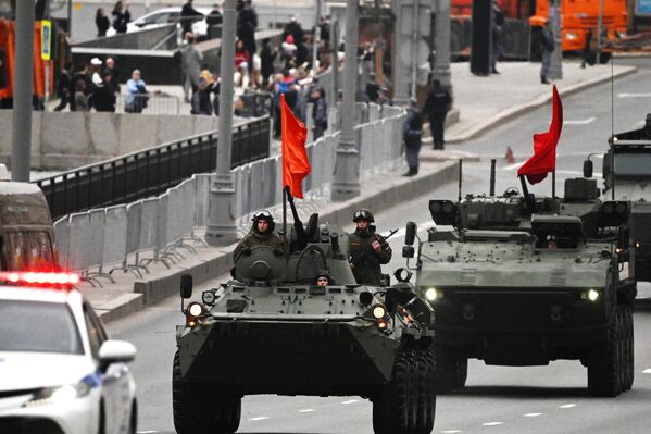 ستون های تجهیزات نظامی در تمرین رژه در مسکو به افتخار هفتاد و نهمین سالگرد پیروزی در جنگ بزرگ میهنی. - اسپوتنیک افغانستان  
