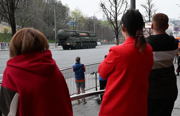 پرتابگر سامانه موشکی راهبردی &quot;یارس&quot; در تمرین رژه در مسکو به افتخار هفتاد و نهمین سالگرد پیروزی در جنگ بزرگ میهنی. - اسپوتنیک افغانستان  
