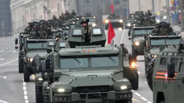 ستون های تجهیزات نظامی در تمرین رژه در مسکو به افتخار هفتاد و نهمین سالگرد پیروزی در جنگ بزرگ میهنی. - اسپوتنیک افغانستان  