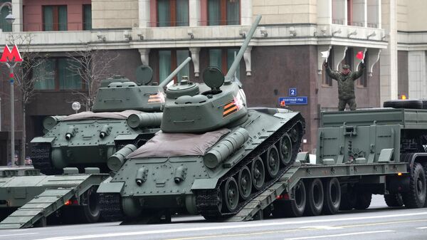 Военнослужащие разгружают танки Т-34-85 в колонне военной техники перед репетицией парада в честь 79-летия Победы в Великой Отечественной войне - اسپوتنیک افغانستان  