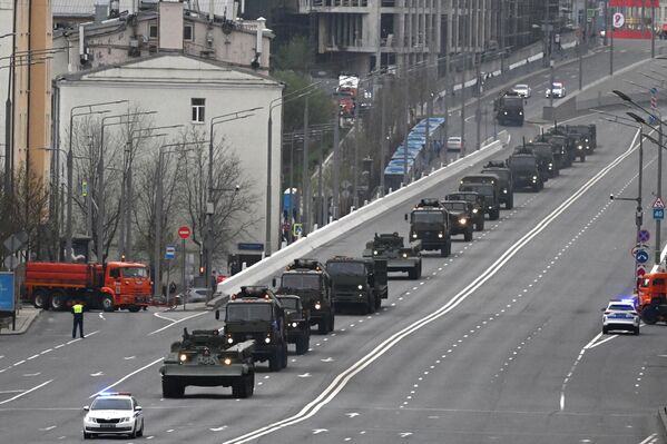 ستون های تجهیزات نظامی در تمرین رژه در Zemlyanoy Val در مسکو به افتخار هفتاد و نهمین سالگرد پیروزی در جنگ بزرگ میهنی. - اسپوتنیک افغانستان  