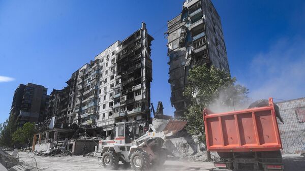 Сотрудники МЧС РФ разбирают завалы разрушенного дома на проспекте Мира в Мариуполе - اسپوتنیک افغانستان  