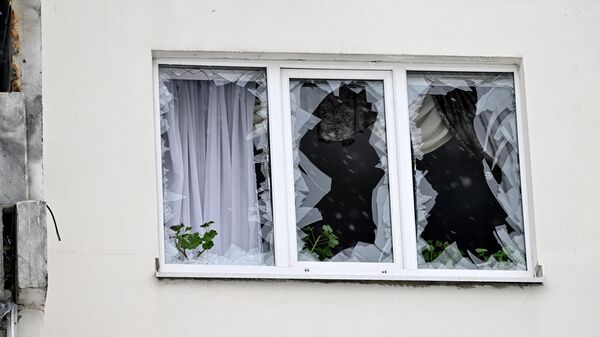Разбитое окно в жилом доме в Воронеже, пострадавшем в результате ночной атаки дронов со стороны ВСУ - اسپوتنیک افغانستان  