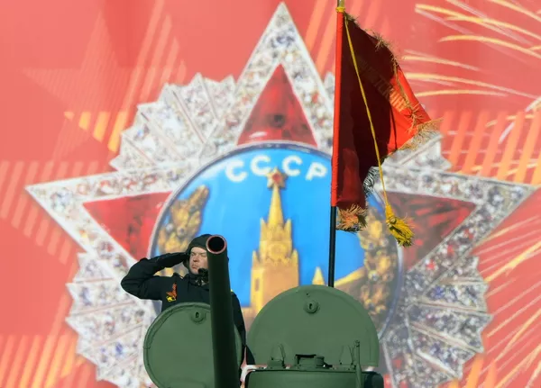 یک سرباز در یک تانک T-34 در تمرین رژه به افتخار هفتاد و نهمین سالگرد پیروزی در جنگ بزرگ میهنی. تمرین رژه پیروزی در سن پترزبورگ یک سرباز در یک تانک T-34 در تمرین رژه به افتخار هفتاد و نهمین سالگرد پیروزی در جنگ بزرگ میهنی. تمرین رژه پیروزی در سن پترزبورگ - اسپوتنیک افغانستان