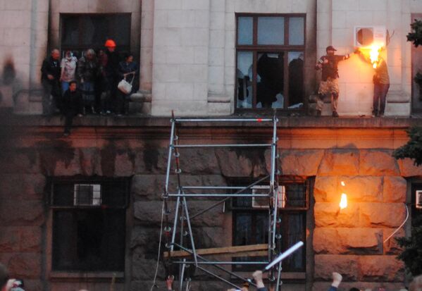 مردم در هنگام آتش سوزی در خانه اتحادیه های کارگری در اودسا برای خارج شدن از این ساختمان تلاش می کنند. سمت راست: یک پارچه کهنه با مخلوطی قابل اشتعال از یک بطری کوکتل مولوتف پرتاب شده به صورت و موهای دختری برخورد کرد. - اسپوتنیک افغانستان  