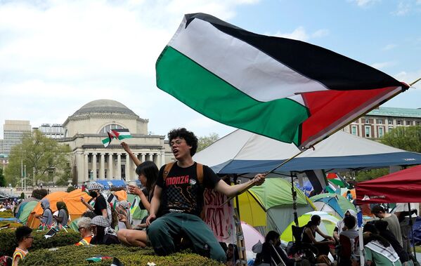 معترضان پرچم های فلسطین را در زمین چمن غربی دانشگاه کلمبیا در 29 اپریل 2024 در نیویورک به اهتزاز در می آورند. تظاهرکنندگان دانشجو در دانشگاه کلمبیا، مرکز تظاهرات طرفداران فلسطینی که در کالج‌های ایالات متحده آغاز شده است، روز دوشنبه گفتند که تا زمانی که مدرسه به خواسته‌های آنها نرسد، تسلیم نخواهند شد، و از اولتیماتوم برای متفرق شدن یا تعلیق سرباز زدند. (عکس از TIMOTHY A. CLARY / AFP) - اسپوتنیک افغانستان  