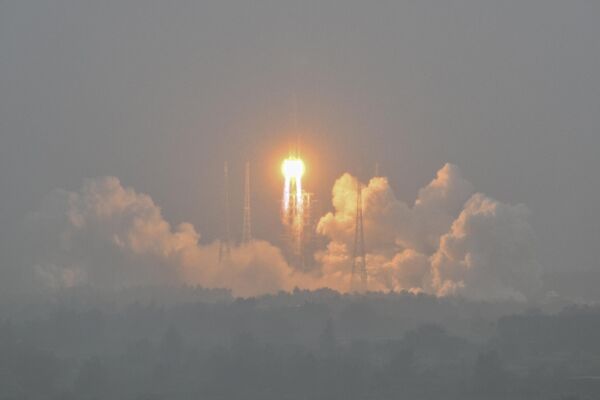 راکت لانگ مارچ 5، حامل کاوشگر ماه ماموریت Chang&#x27;e-6، هنگام بارش باران در مرکز پرتاب فضایی Wenchang در ولایت هاینان در جنوب چین در 3 می 2024 بلند می شود. - اسپوتنیک افغانستان  