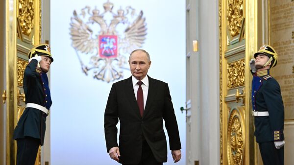 Избранный президент РФ Владимир Путин перед началом церемонии инаугурации в Кремле - اسپوتنیک افغانستان  