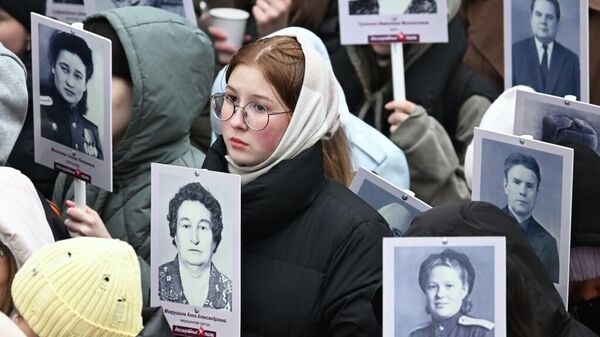 راهپیمایی هنگ جاویدان در پای مجسمه یادبود کارمندان بهداشت تاتارستان - اسپوتنیک افغانستان  