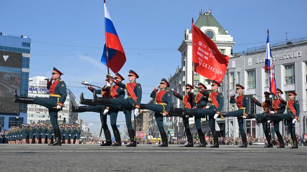 Военнослужащие на военном параде в Новосибирске в честь 79-летия Победы в Великой Отечественной войне - اسپوتنیک افغانستان  