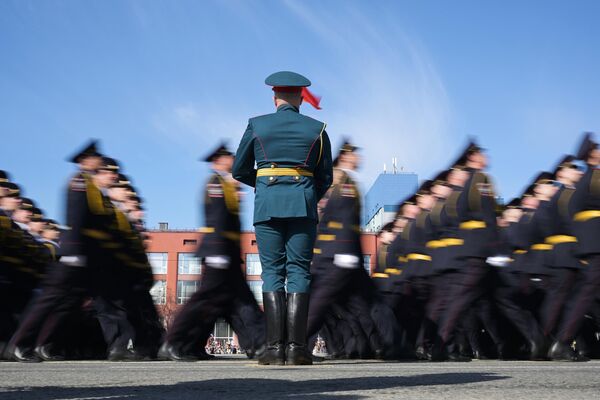 پرسنل نظامی در یک رژه نظامی در میدان لنین در نووسیبیرسک به افتخار هفتاد و نهمین سالگرد پیروزی در جنگ بزرگ میهنی. - اسپوتنیک افغانستان  