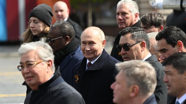 Президент РФ Владимир Путин и главы иностранных государств на Красной площади в Москве  - اسپوتنیک افغانستان  
