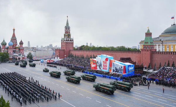 پرتابگرهای موشک های استراتژیک قاره پیمای &quot;یارس&quot; در رژه نظامی در میدان سرخ مسکو - اسپوتنیک افغانستان  