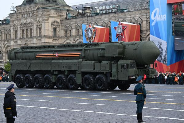 پرتابگر موشک های استراتژیک قاره پیمای &quot;یارس&quot; در رژه نظامی در میدان سرخ مسکو - اسپوتنیک افغانستان  